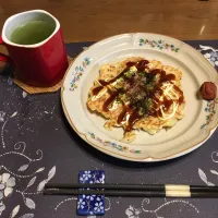 お粥入り生地を焼いたお好み焼き、梅干し、熱い日本茶(朝ご飯)