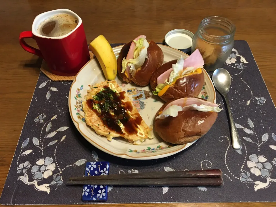 黒糖ロールパンのロールパントーストサンドイッチ、お好み焼き、沢庵、ホットコーヒー、バナナ(昼飯)|enarinさん