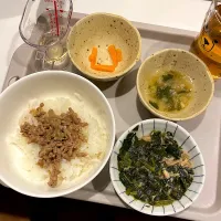 牛丼、ほうれん草とツナの煮浸し、味噌汁、にんじんスティック|なつこさん