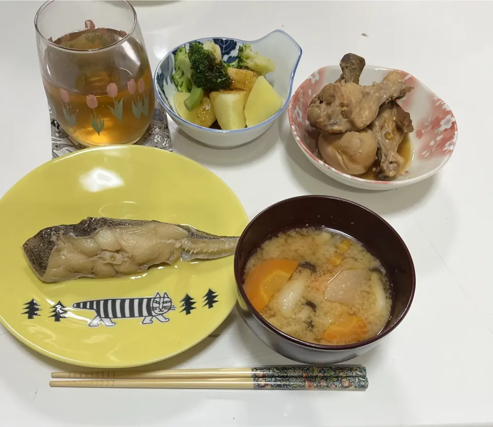 晩御飯☆カラスガレイの煮付け☆手羽元玉子のポン酢煮☆温野菜サラダ☆みそ汁（大根・人参・しめじ）|Saharaさん