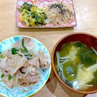 久々にじゃがいも味噌汁。豚バラニラ炒めご飯、カレーツナもやし、たらこ白滝|りえはるさん