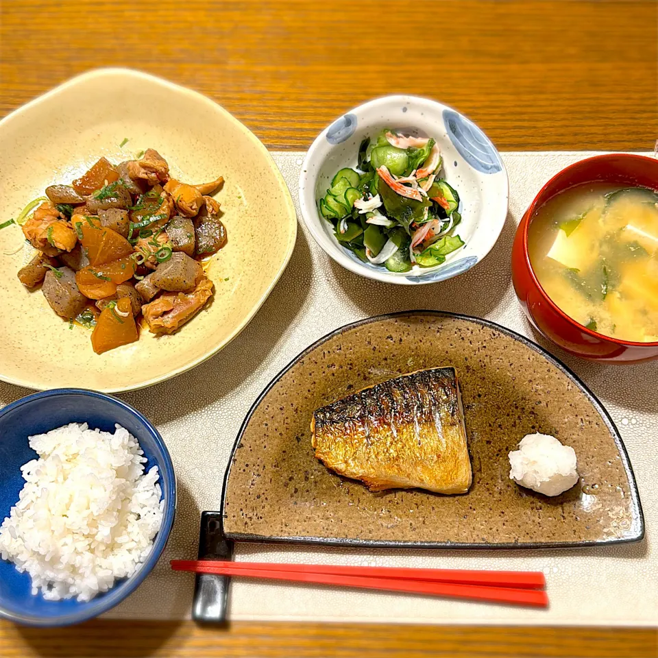 🍴焼き鯖🍴鶏もも肉の甘辛煮🍴キュウリの酢の物🍴お味噌汁|Mさん