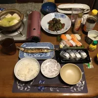 ご飯、秋刀魚の塩焼き、牛肉なす味噌炒め、湯豆腐鍋、沢庵、塩とレモン汁で頂くお惣菜の握り寿司、バッテラ、烏龍茶、プリン(夕飯)|enarinさん