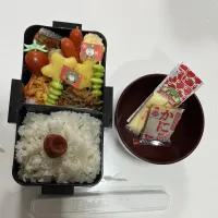 パパ弁☆温野菜サラダ☆プチトマト☆鮭☆星型ポテト☆卵焼き☆赤ウインナー☆きんぴらごぼう☆枝豆ピック☆ナポリタン☆みそ汁|Saharaさん