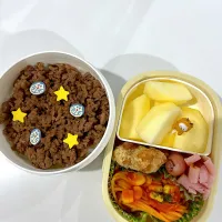 子供弁当🍱そぼろ丼|mari＊yuakitoさん