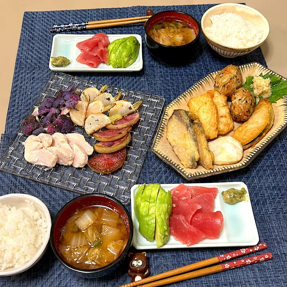 野菜グリルと鶏ハム、マグロ&アボカド　　　　さつま揚げ，お味噌汁|kekekeさん