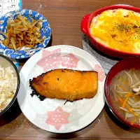 鮭の西京漬　根菜の味噌汁　和風ポテトグラタン　きんぴらごぼう|おさむん17さん