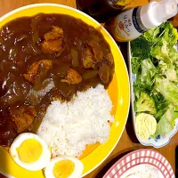 ハチミツはカレーの方にソースはライスの方にかける派です #夕飯　玉ねぎポークカレーライスゆでたまご添え、ブロッコリーサラダ|ms903さん