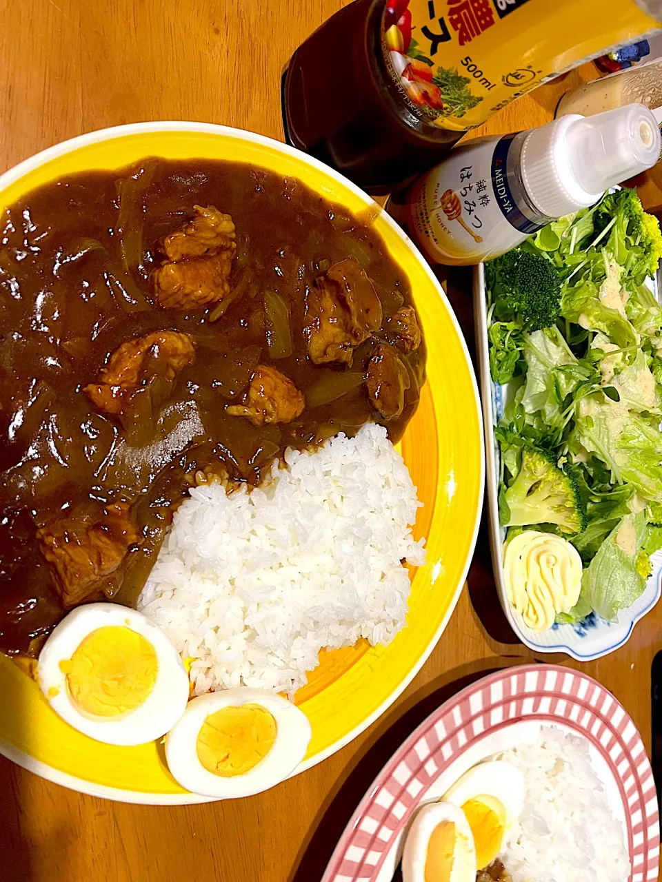 ハチミツはカレーの方にソースはライスの方にかける派です #夕飯　玉ねぎポークカレーライスゆでたまご添え、ブロッコリーサラダ|ms903さん