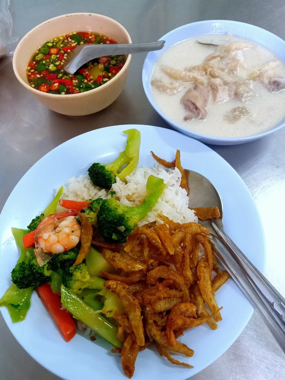 Typical Thai Dish we called 'Khao Rad Gaang' ข้าวราดแกง 😋|An'leeさん