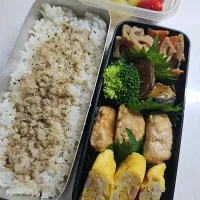 ☆高校生弁当☆もち麦入りごはん、自家製ふりかけ、蓮金平、大学芋、ブロッコリー、つくね、カニカマ卵焼き、キウイ、いちご　何時もより1時間位早く家を出たい息子、、、母は眠い|ｼｮｺﾗさん