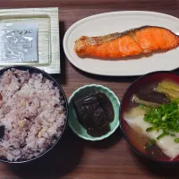 今日の朝ごはん（十六穀ごはんに焼鮭、納豆、白菜と黒あわび茸のスープ餃子、奈良漬）|Mars＠釜飯作り研究中さん