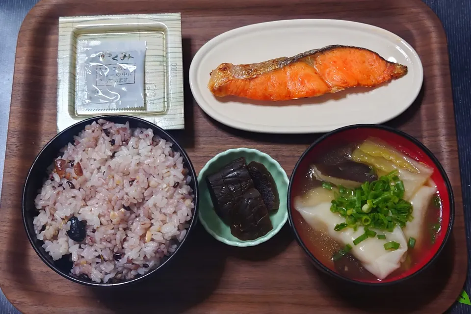 今日の朝ごはん（十六穀ごはんに焼鮭、納豆、白菜と黒あわび茸のスープ餃子、奈良漬）|Mars＠釜飯作り研究中さん