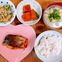 ぶりの照り焼き♡かぼちゃの煮物♡オクラ納豆♡お味噌汁♡|まゆかさん