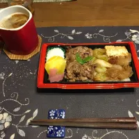 すきやき弁当(スーパーのお弁当。昼飯)、沢庵、ホットコーヒー|enarinさん