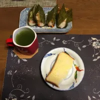 鮭にぎり、トースト、熱い日本茶(朝ご飯)|enarinさん