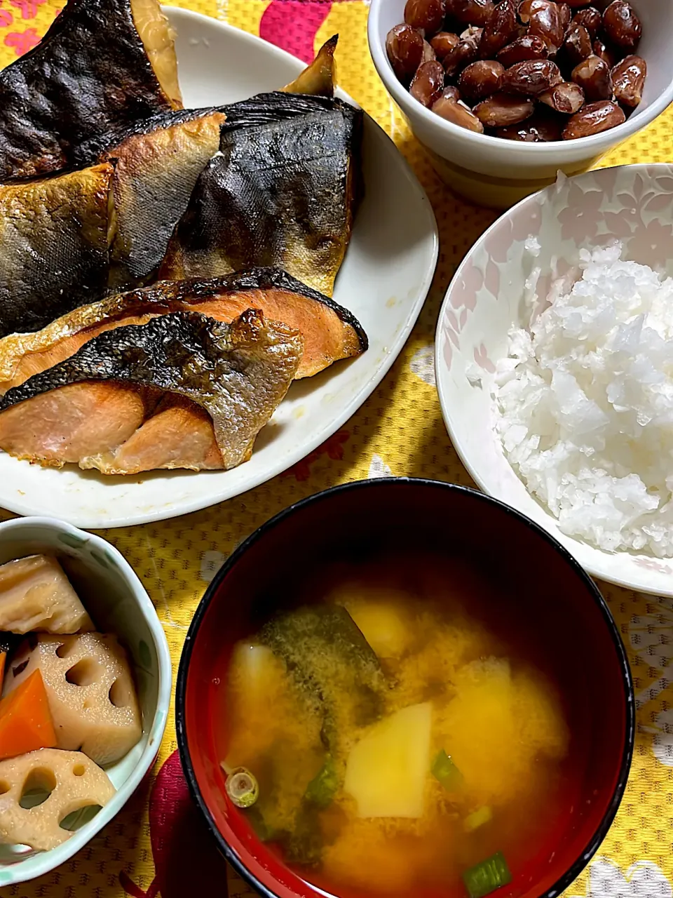 焼き魚　大根おろし　根菜煮　煮豆　味噌汁|4jinoanataさん