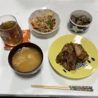 晩御飯☆豚の生姜焼き☆秋鮭の野菜蒸し（ゴマドレ）☆揚げなすの煮浸し☆みそ汁（キャベツ・人参・じゃが芋）| Saharaさん