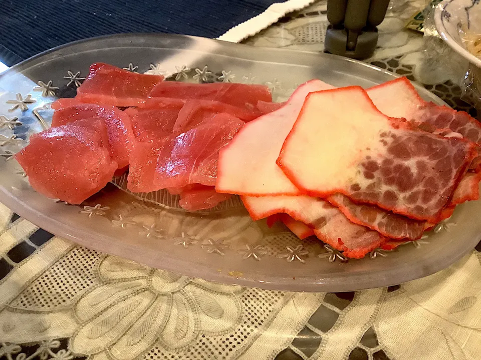 マグロとクジラベーコンのお刺身😋|アライさんさん