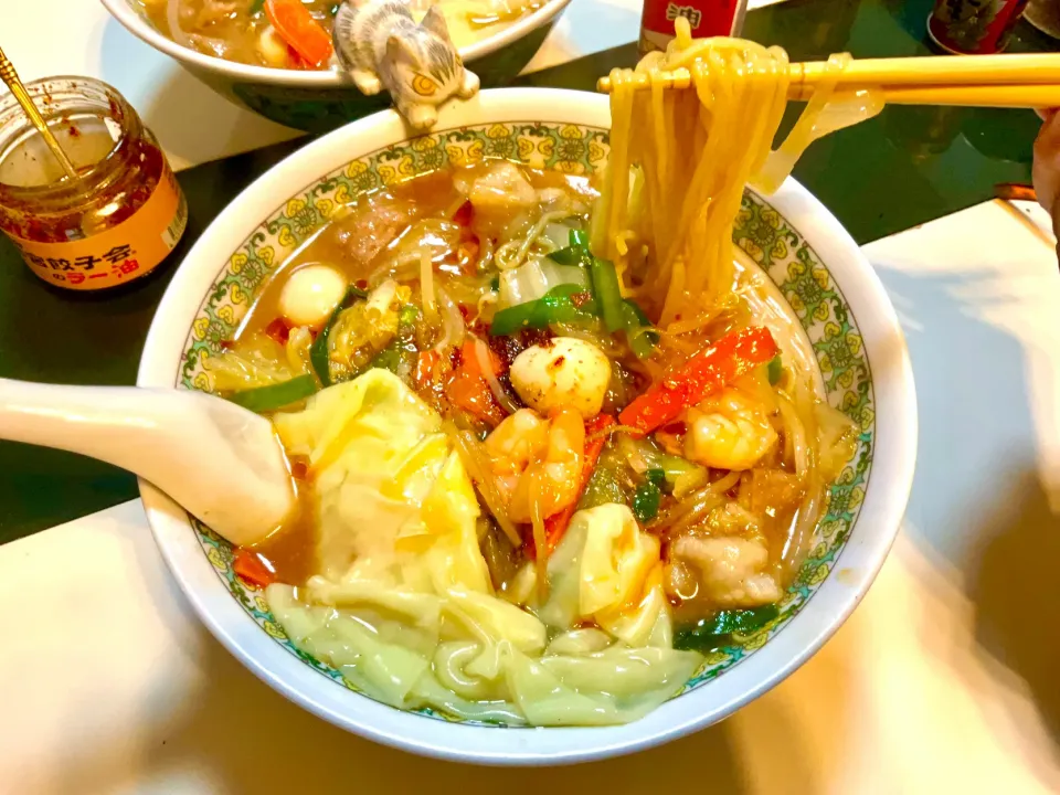 寒いですね〜
ドロっと具沢山な五目スタミナラーメンで温まります。
具は、🐖バラ🥓、エビ入🦐、うずらの卵🥚、白菜🥬、ネギ、にんじん🥕、ニラ、生姜🫚、ニンニク🧄、もやし、ワンタンで。|Takeshi  Nagakiさん