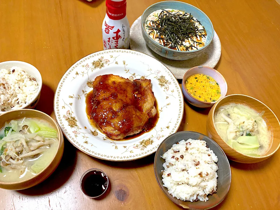照り焼きチキン＊山芋鉄板風＊キノコと小松菜の白みそ仕立てお味噌汁＊卵黄入りひきわり納豆＊裸もち麦ご飯＊野草酵素|さくたえさん