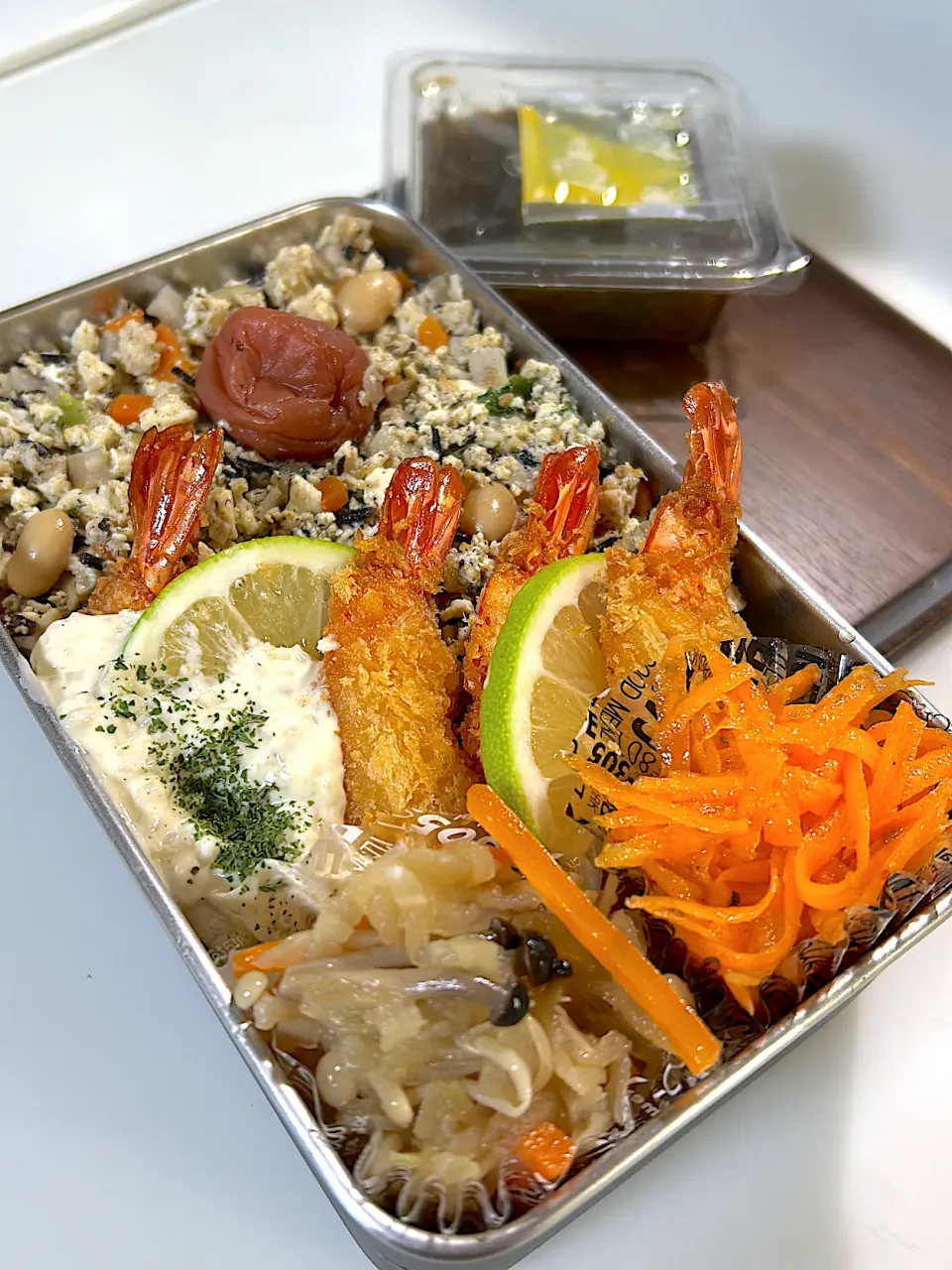 ロウカット玄米具沢山炒り豆腐丼　エビフライ🍤　切り干し大根煮　人参ラペ🥕　能登もずく酢|まゆさん