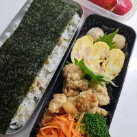 ☆高校生弁当☆もち麦入り2段海苔ごはん、里芋煮物、カニカマ卵焼き、唐揚げ、ブロッコリー、人参ラペ、りんご|ｼｮｺﾗさん