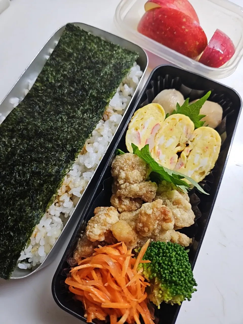 ☆高校生弁当☆もち麦入り2段海苔ごはん、里芋煮物、カニカマ卵焼き、唐揚げ、ブロッコリー、人参ラペ、りんご|ｼｮｺﾗさん