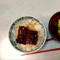 鰻丼と豆腐とわかめの味噌汁|葡萄さん