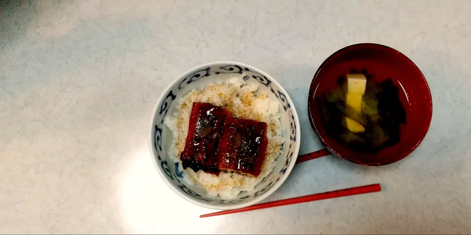 鰻丼と豆腐とわかめの味噌汁|葡萄さん