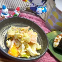 朝食のおにぎり&柿とキャベツとゆで卵のマヨサラダ|イリヤさん