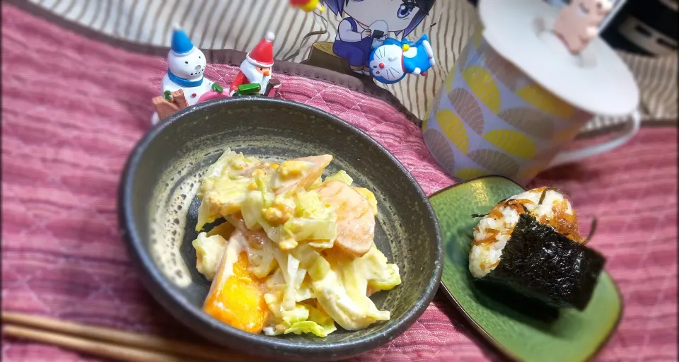 朝食のおにぎり&柿とキャベツとゆで卵のマヨサラダ|イリヤさん