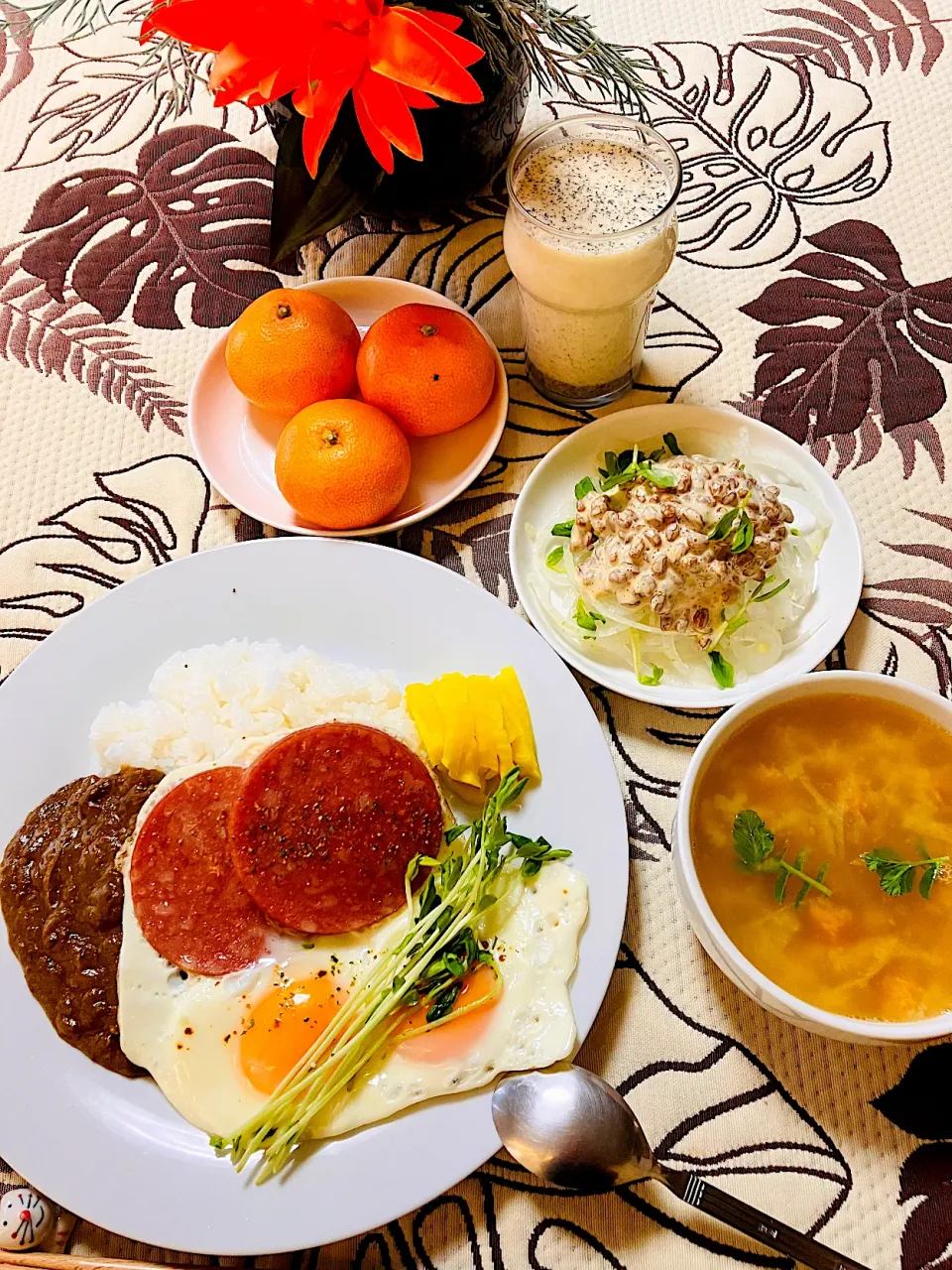 今日の最強パワフル元気朝ご飯💪スパイス彼とハムエッグ、オニオンサラダ、納豆掛け、超簡単朝ご飯です^ - ^|HAMI69さん