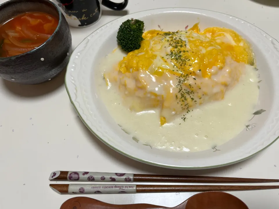 カレー味ピラフのホワイトソースがけオムライス|ひろみさん