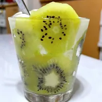 キーウィヨーグルトパフェ🥝|マニラ男さん