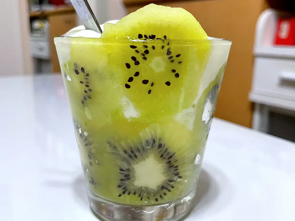 キーウィヨーグルトパフェ🥝|マニラ男さん