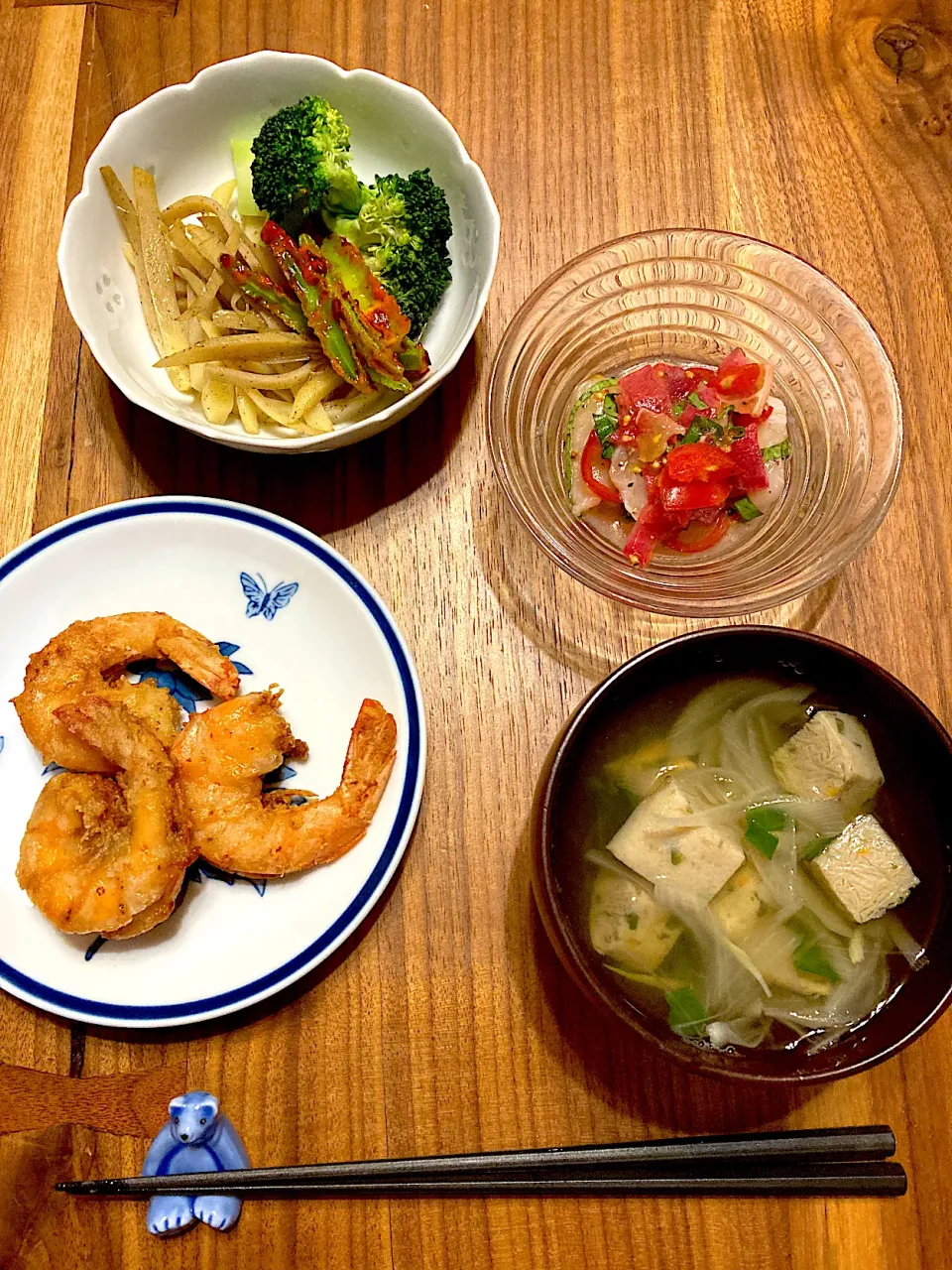 ガーリックシュリンプ、ジャガイモとブロッコリーのサラダ、ホタテのカルパッチョ、イワシつみれ汁|カドラさん