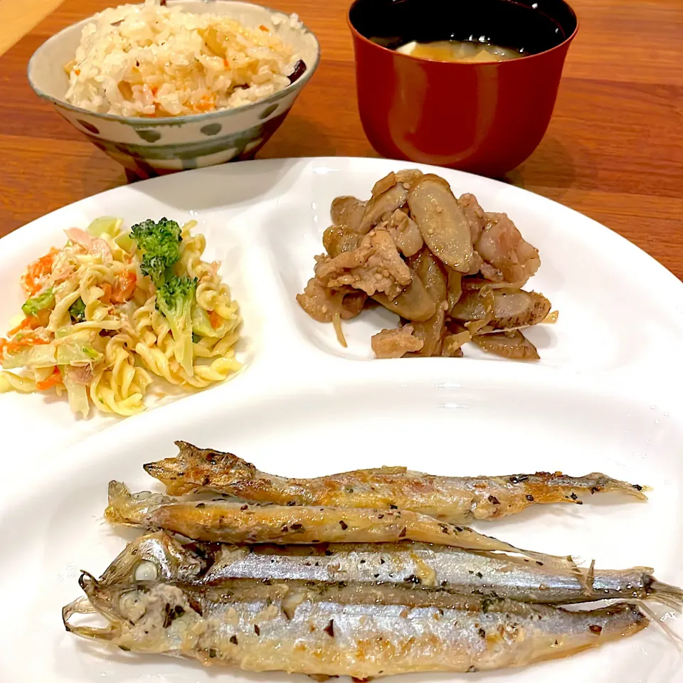 ししゃもバジル　ごぼう豚炒め　マカロニサラダ　味噌汁　炊き込みご飯|とゆあさん