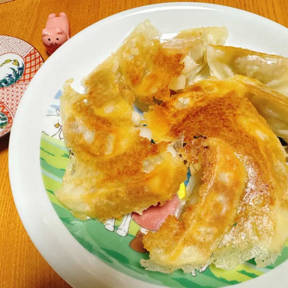 ｢水も油もいらない｣って冷凍餃子🥟
初めて焼いてみました|naoさん