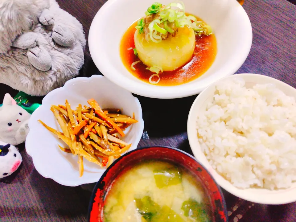 押し麦ごはん、大根とわかめの味噌汁、玉ねぎの肉詰め煮、きんぴらごぼう|サトリさん