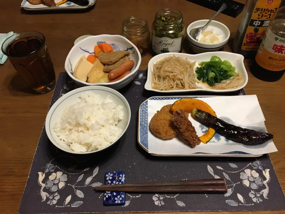 ご飯、コロッケ、ロースとんかつ、なすとかぼちゃの素揚げ、煮物、もやしと小松菜と大根の自家製ナムル、胡麻高菜漬け、沢庵、烏龍茶、牛乳寒天(夕飯)|enarinさん