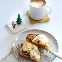 ミートソースと目玉焼き乗せトースト|kayokoさん