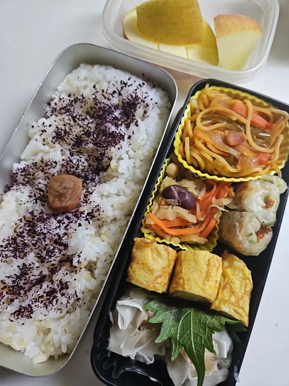 ☆高校生弁当☆もち麦入りゆかりごはん、梅、ナポリタン、切干大根、竹輪磯揚、カニカマ卵焼き、焼売、りんご|ｼｮｺﾗさん