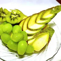 緑のフルーツ盛り〜ラフランス+キーウィ+シャインマスカット🥝🍇|マニラ男さん