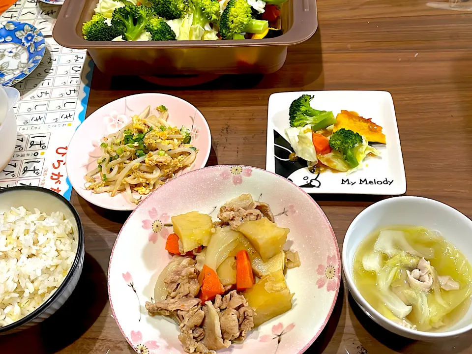 豚肉じゃが　キャベツと豚バラの中華スープ　蒸し野菜味噌ソース　もやしとツナの卵炒め|おさむん17さん