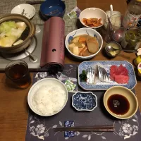 ご飯、めばちまぐろの切り落とし、〆さばのお造り、簡単寄せ鍋、煮物、甘海老の唐揚げ、胡麻高菜漬け、烏龍茶、プリン(夕飯)|enarinさん