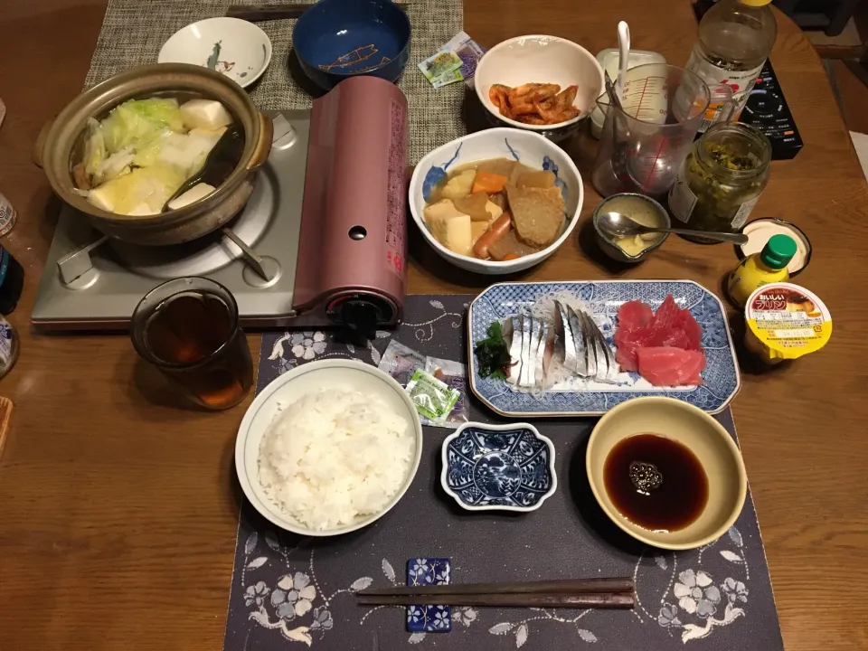 ご飯、めばちまぐろの切り落とし、〆さばのお造り、簡単寄せ鍋、煮物、甘海老の唐揚げ、胡麻高菜漬け、烏龍茶、プリン(夕飯)|enarinさん