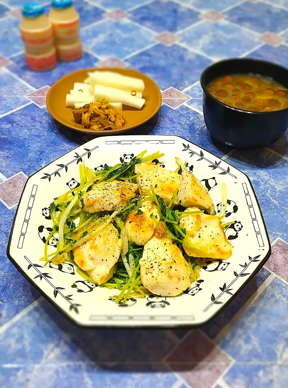 鶏肉と豆苗のにんにく塩炒め|みったんさん