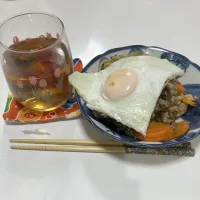 晩御飯☆焼きそば目玉焼き乗せ|Saharaさん