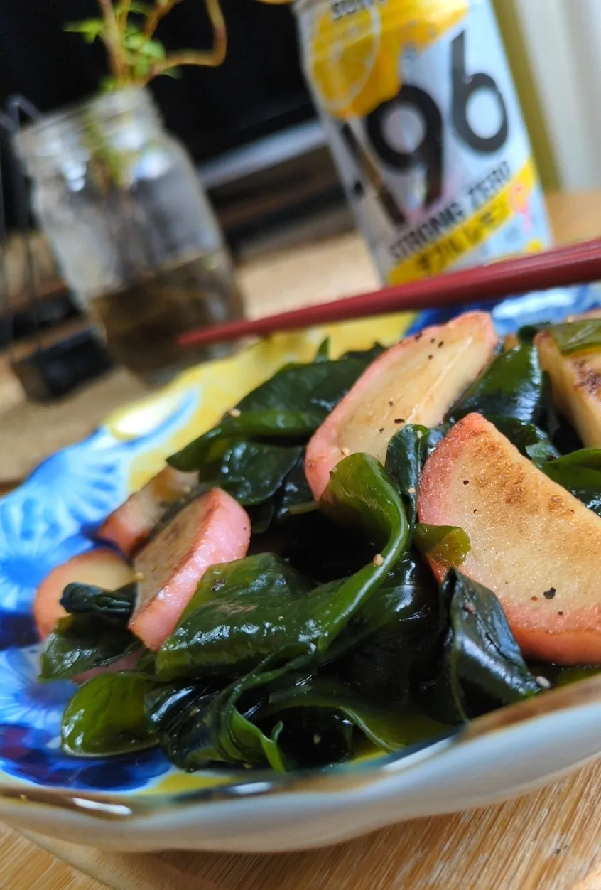 わかめとかまぼこのごま油焼き|まりおさん